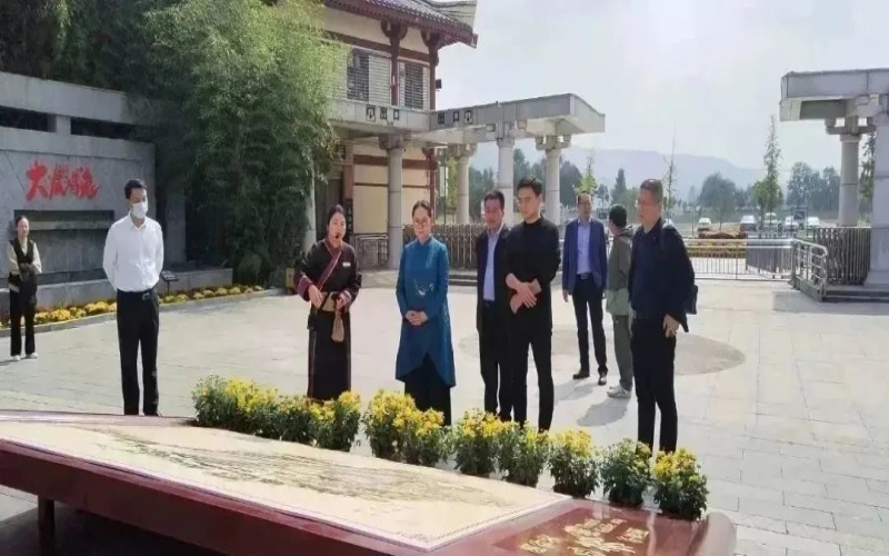 全國人大代表、中國民間商會(huì)副會(huì)長(zhǎng)、全聯(lián)女企業(yè)家商會(huì)會(huì)長(zhǎng)、天津榮程祥泰集團(tuán)董事會(huì)主席張榮華到靈寶市考察傳統(tǒng)文化保護(hù)傳承