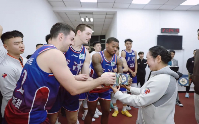 天津先行者兩連勝！張榮華主席給球員送上一份“特殊”禮物