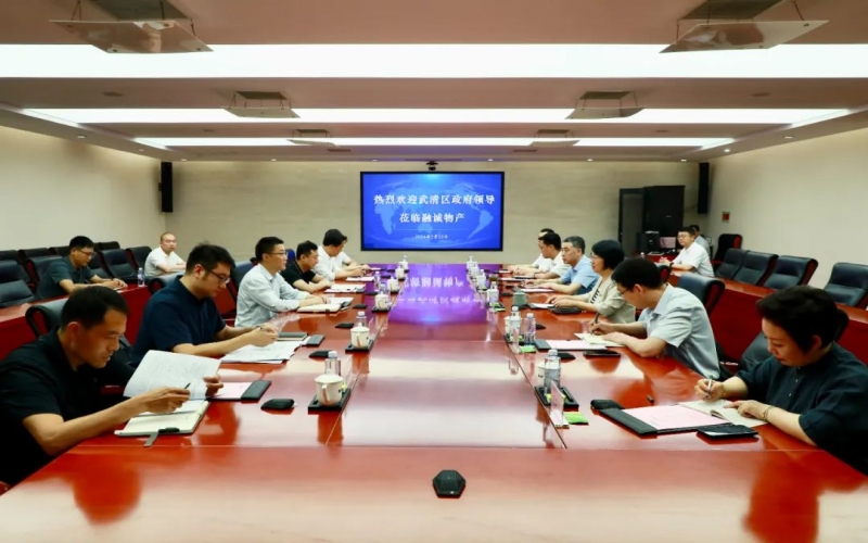 榮程集團(tuán)黨委書記、融誠物產(chǎn)總經(jīng)理張穎與武清區(qū)領(lǐng)導(dǎo)開展座談交流