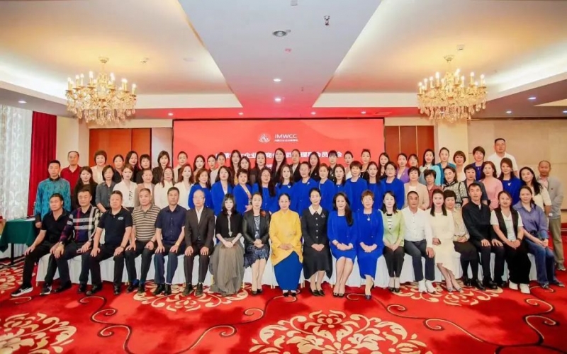 全聯(lián)女企業(yè)家商會會長、榮程集團董事會主席張榮華出席內(nèi)蒙古女企業(yè)家商會第四屆理事會員大會