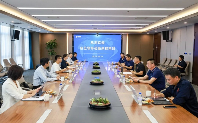 一汽解放新能源事業(yè)部黨委書記、總經(jīng)理裴國權一行到榮程集團座談交流