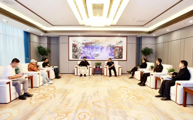 沙特HOUREYAT EL SHARIQ集團(tuán)CEO Fadel Al-Muwaine一行到榮程集團(tuán)參觀(guān)交流